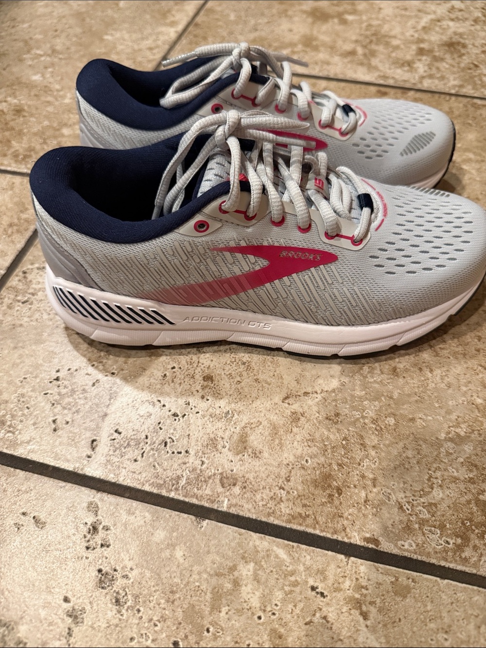 Brooks Women's Light Gray & Pink Running Sneakers excellent condition
